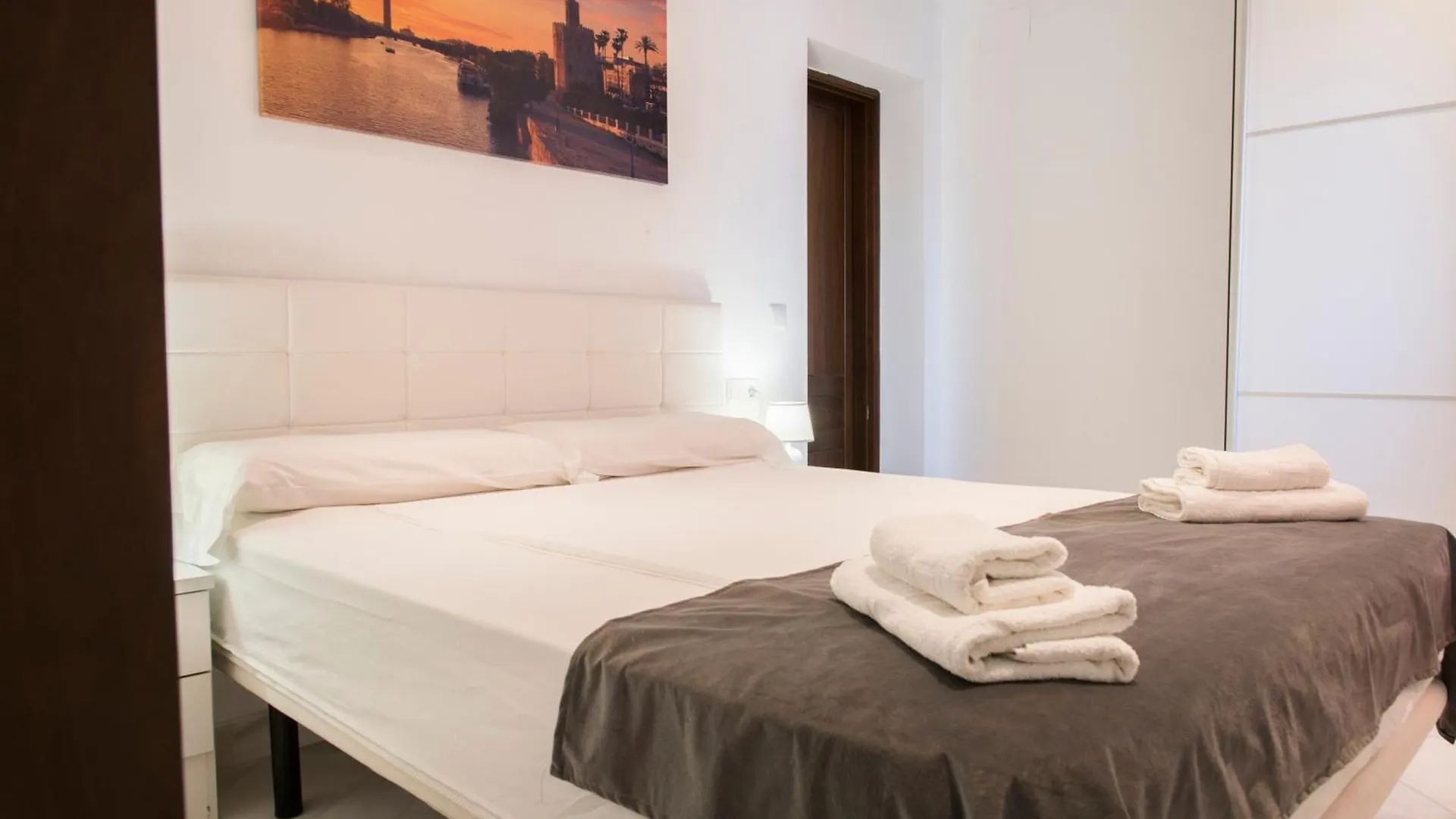 Nightinsevilla Bailen Free Parking 세비야
