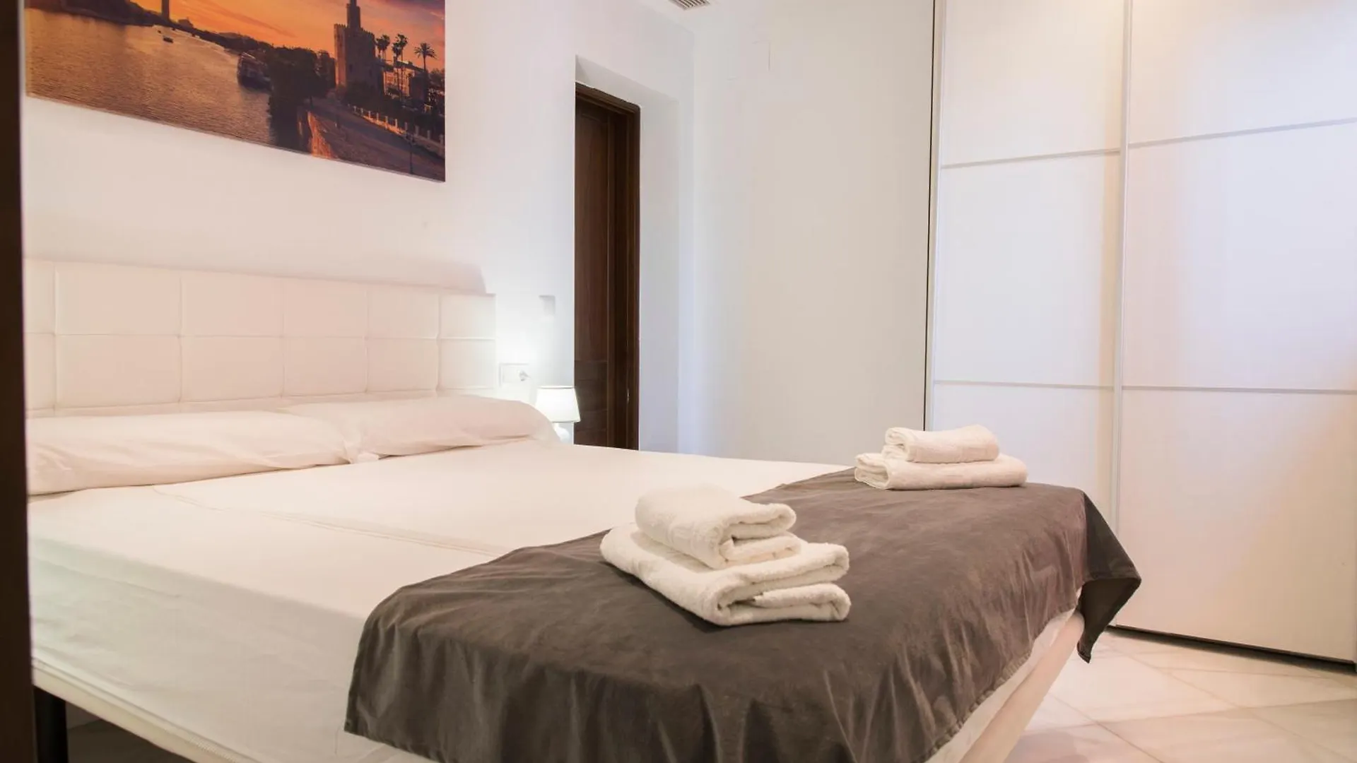 Nightinsevilla Bailen Free Parking 세비야